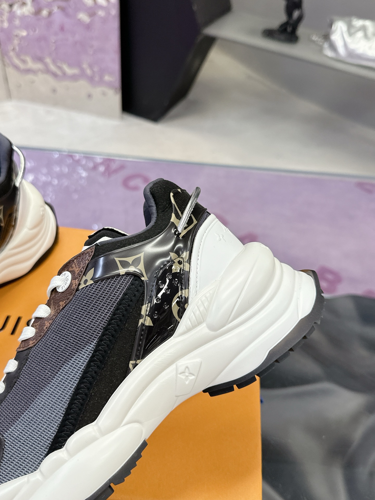 Lv Sneakers-204