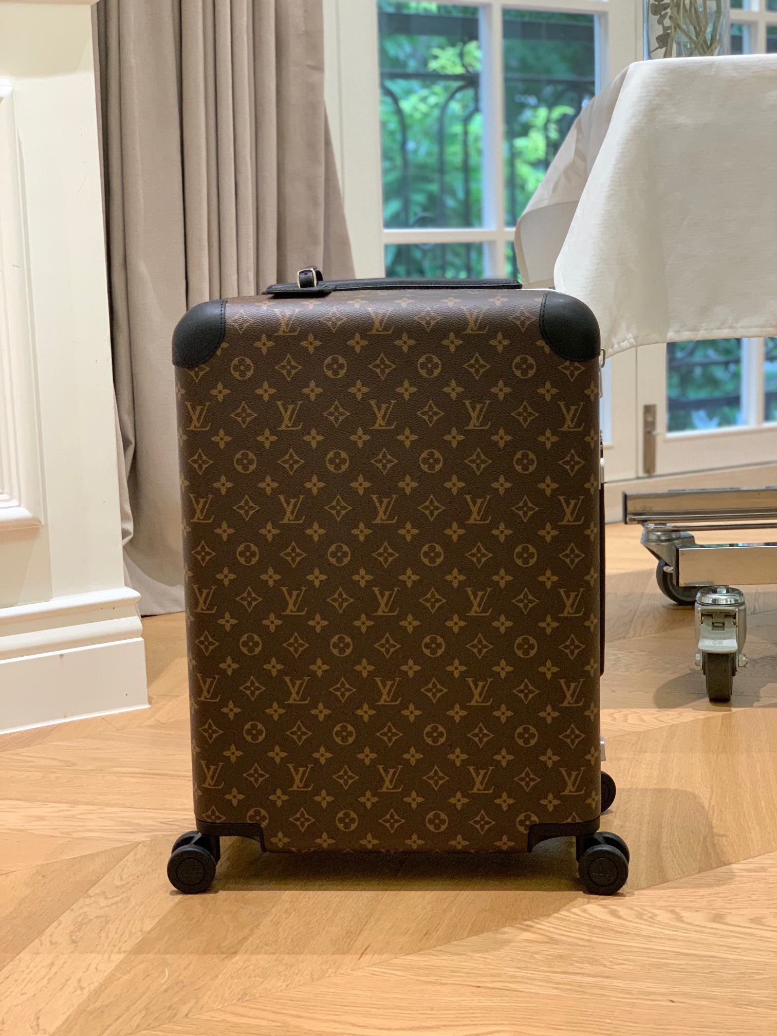 LV luggage-4