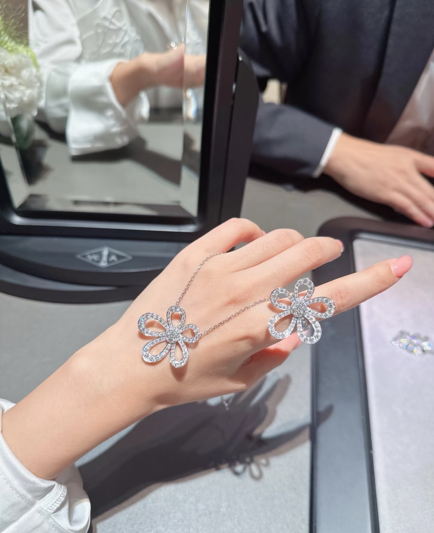 Van Cleef & Arpels ring-101