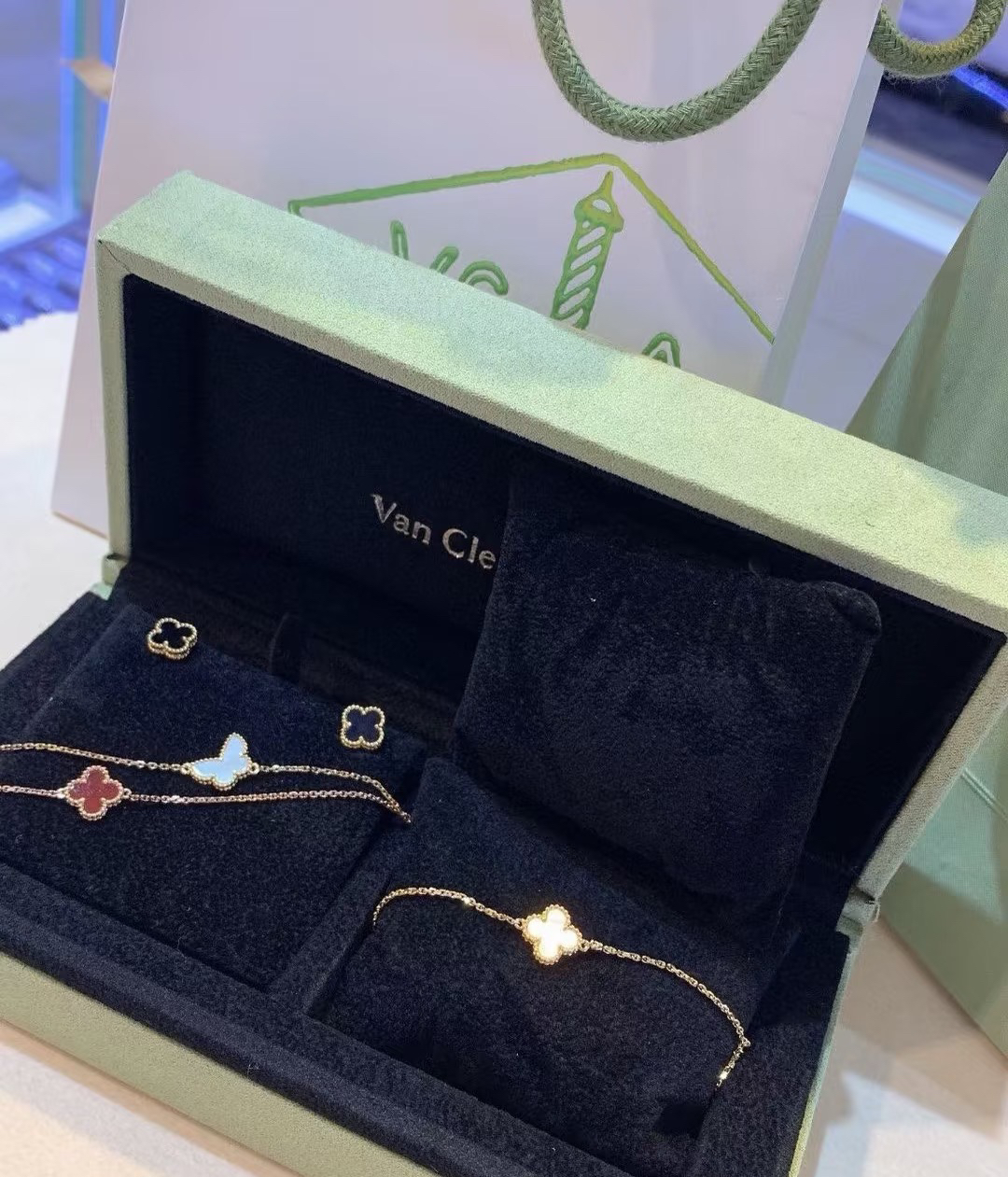 Van Cleef & Arpels earring-29