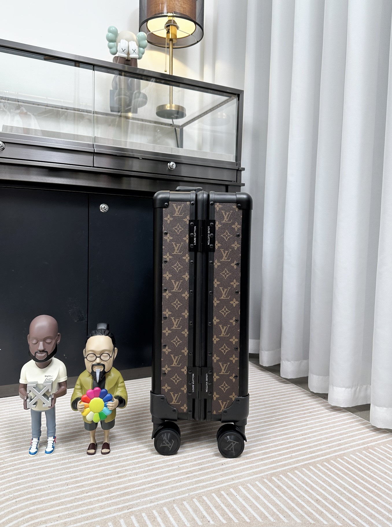 LV luggage-95