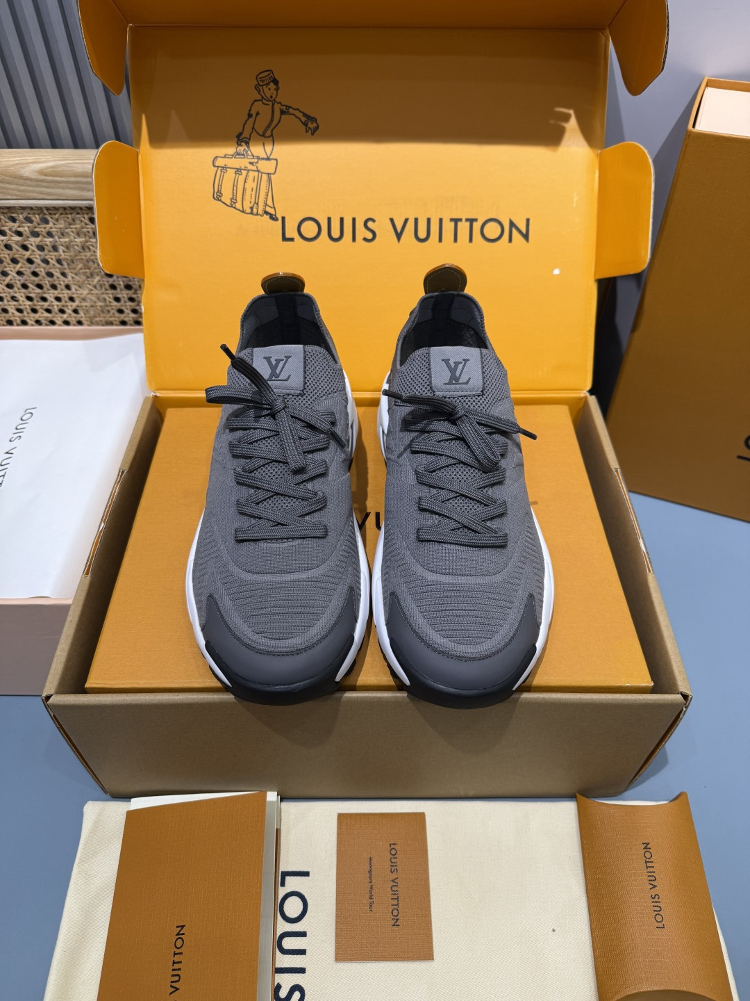 Lv Sneakers-180