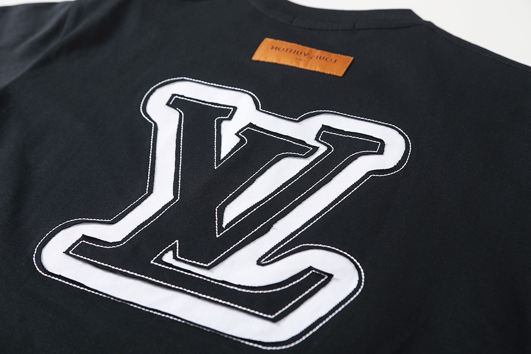 LV clothing-188