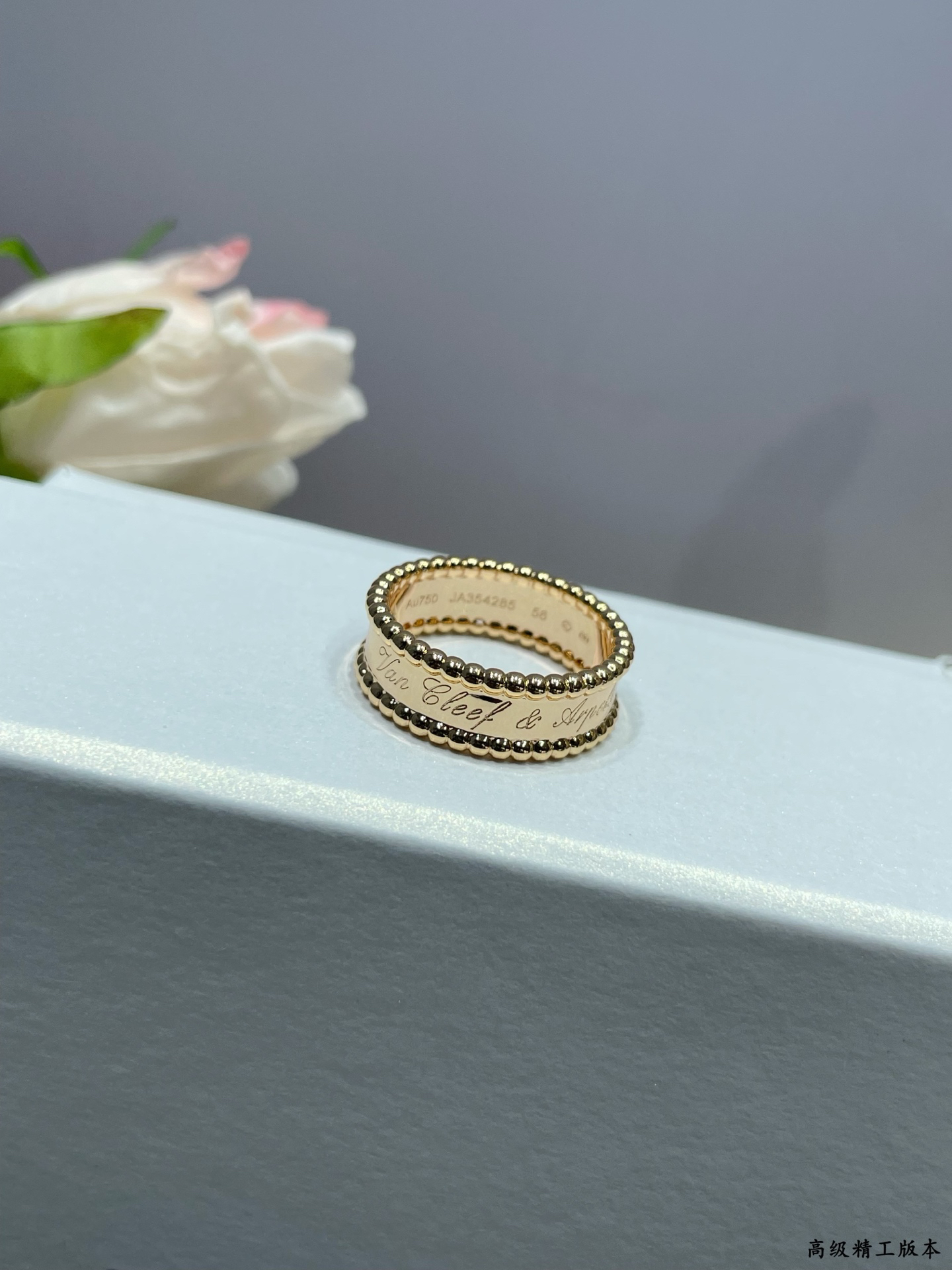 Van Cleef & Arpels ring-40