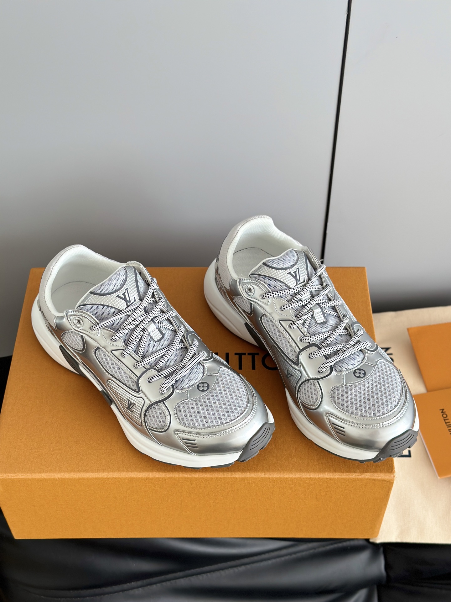 Lv Sneakers-208