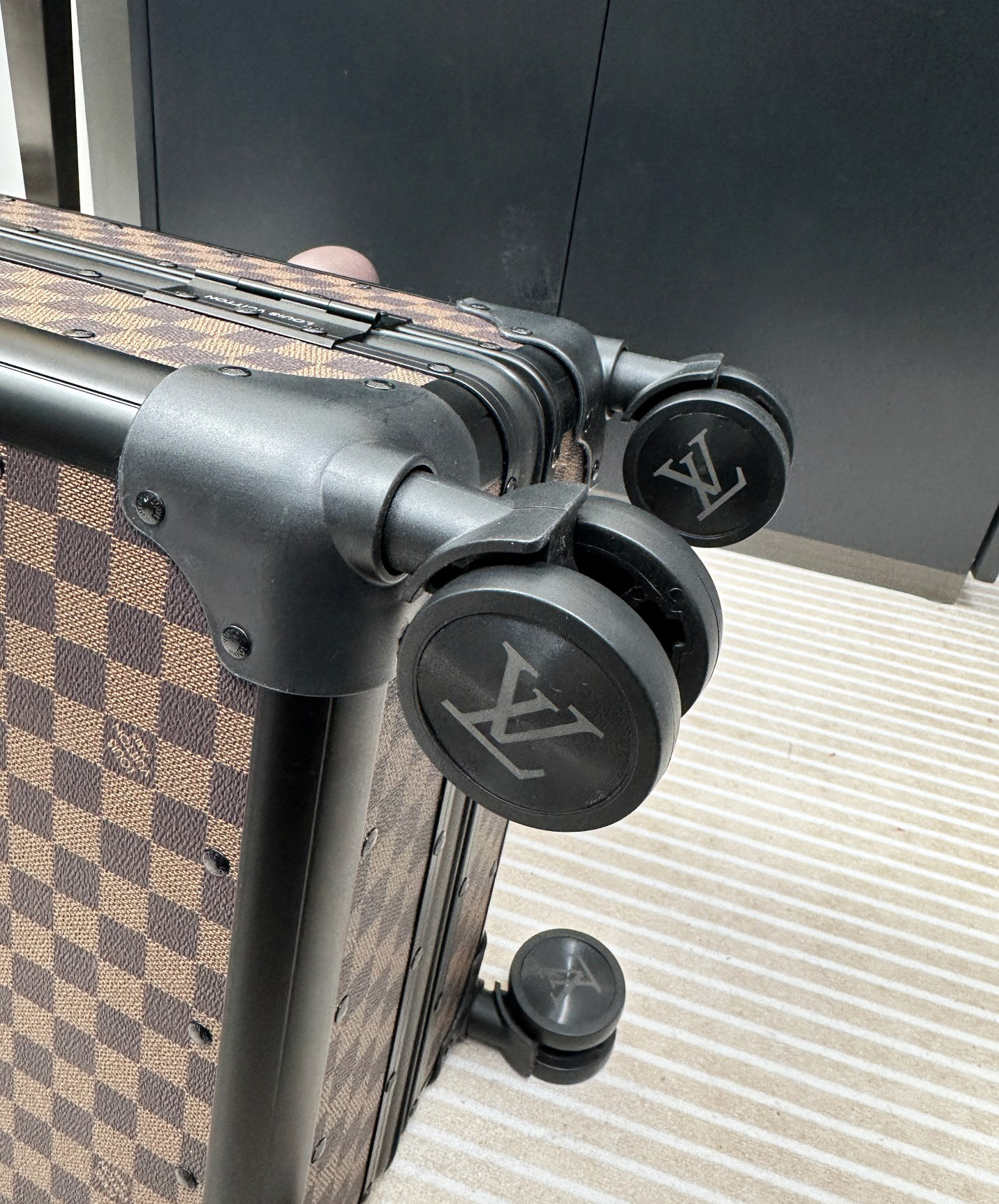 LV luggage-106