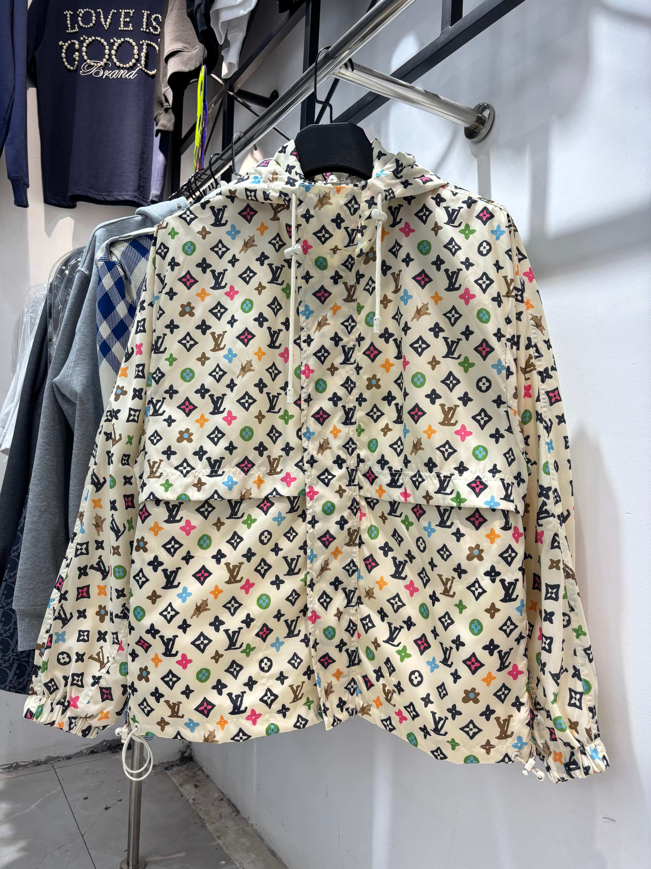 LV Clothing-330