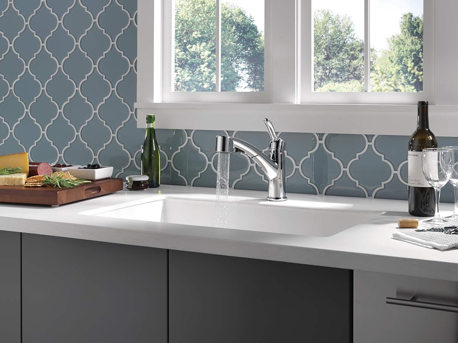 Delta Faucet Collins Single-Handle Kitchen Sink Faucet with Pull Out Sprayer and Magnetic Docking Spray Head, Chrome 4140-DST