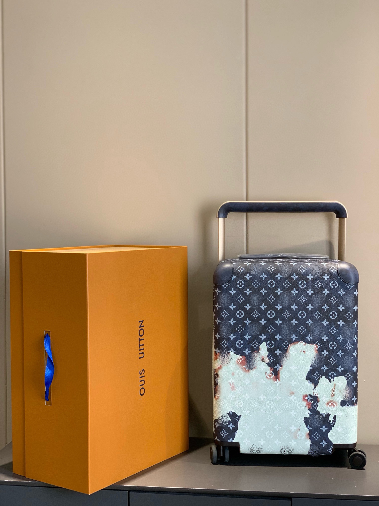 LV luggage-12
