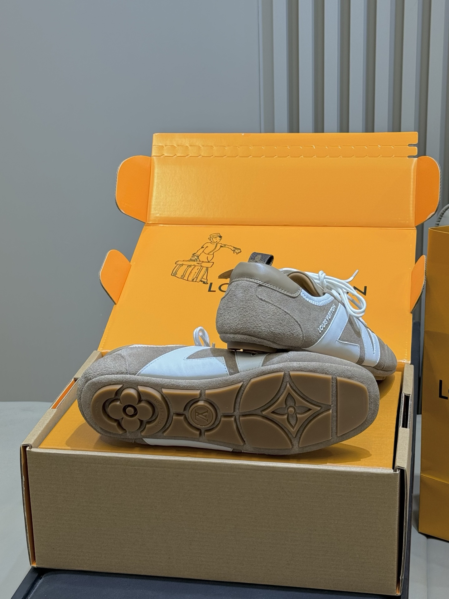 Lv Sneakers-229