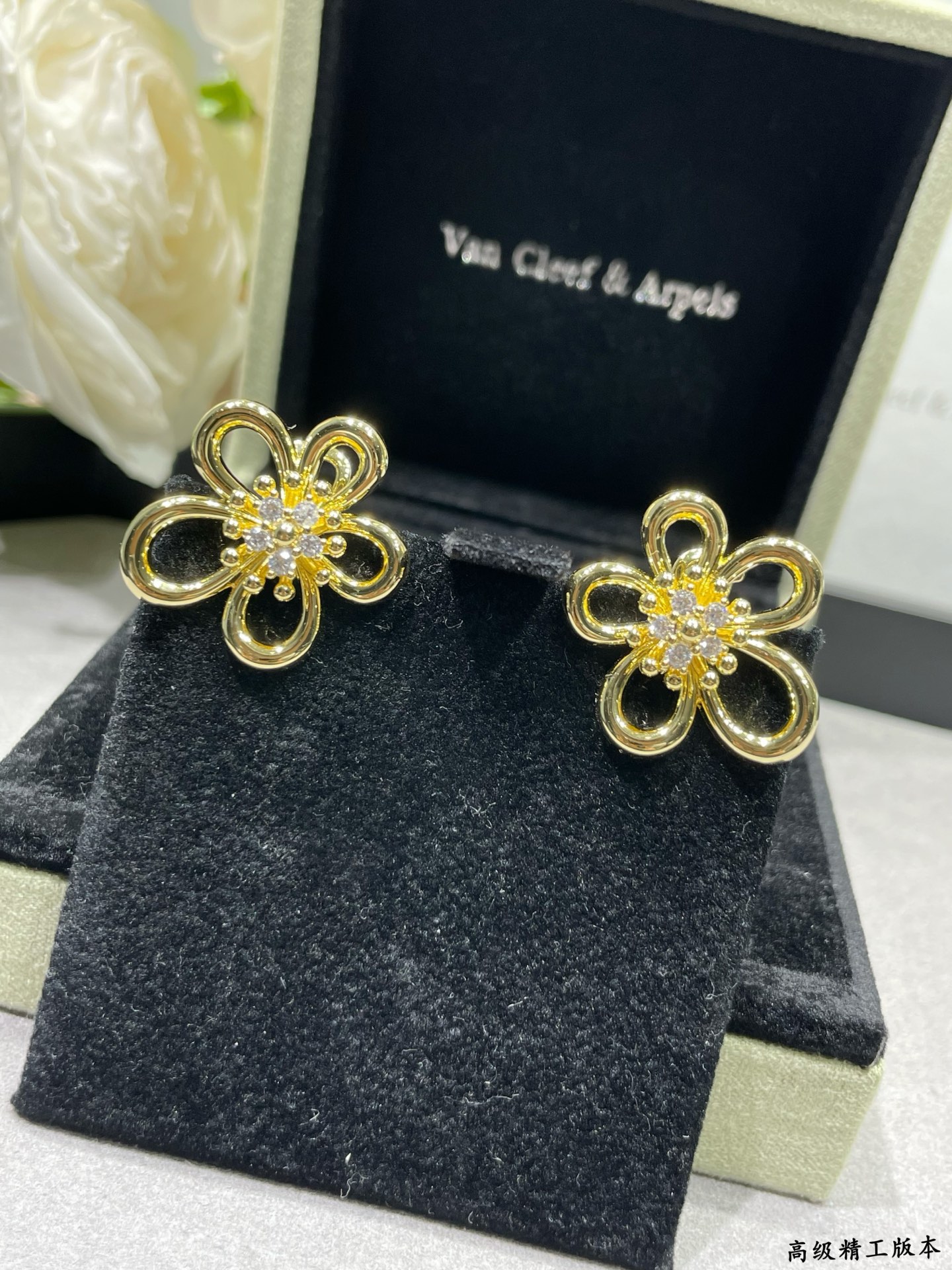 Van Cleef & Arpels earring-70