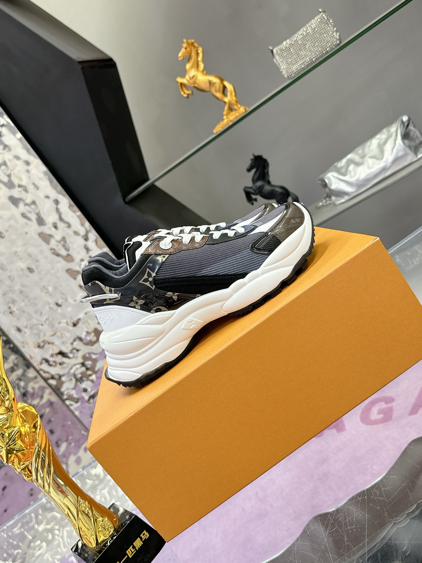 Lv Sneakers-204