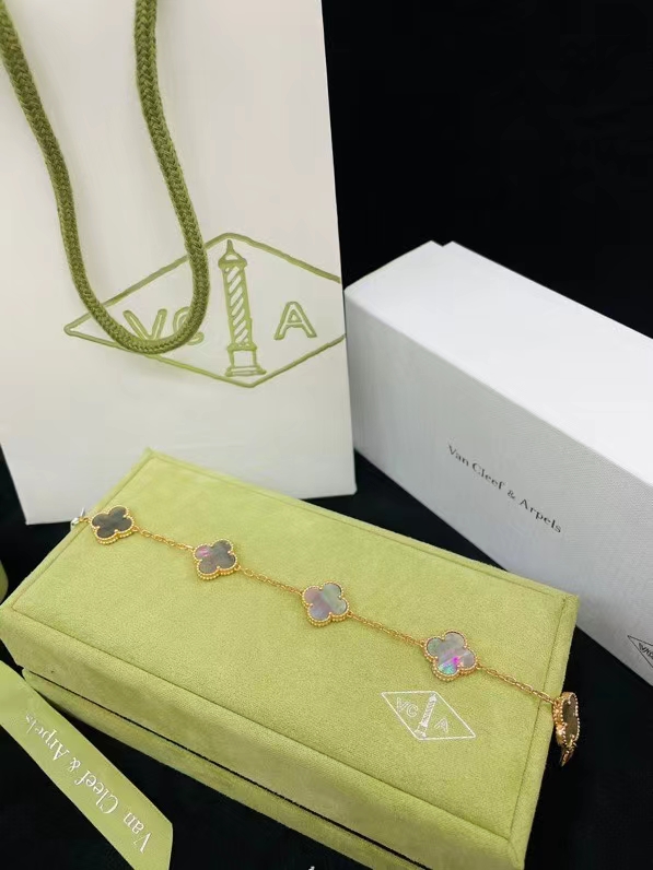 Van Cleef & Arpels Bracelet-16