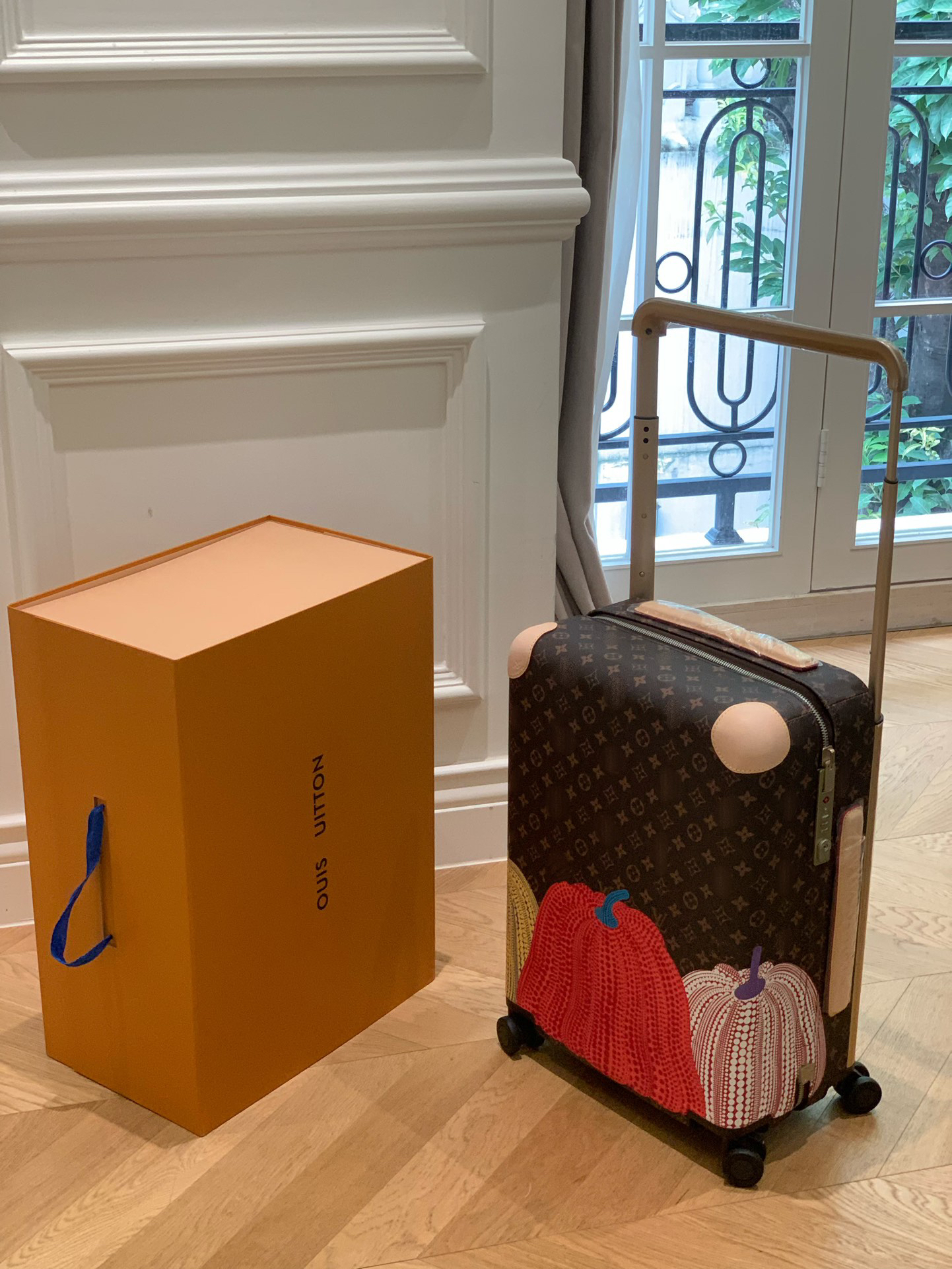 LV luggage-2