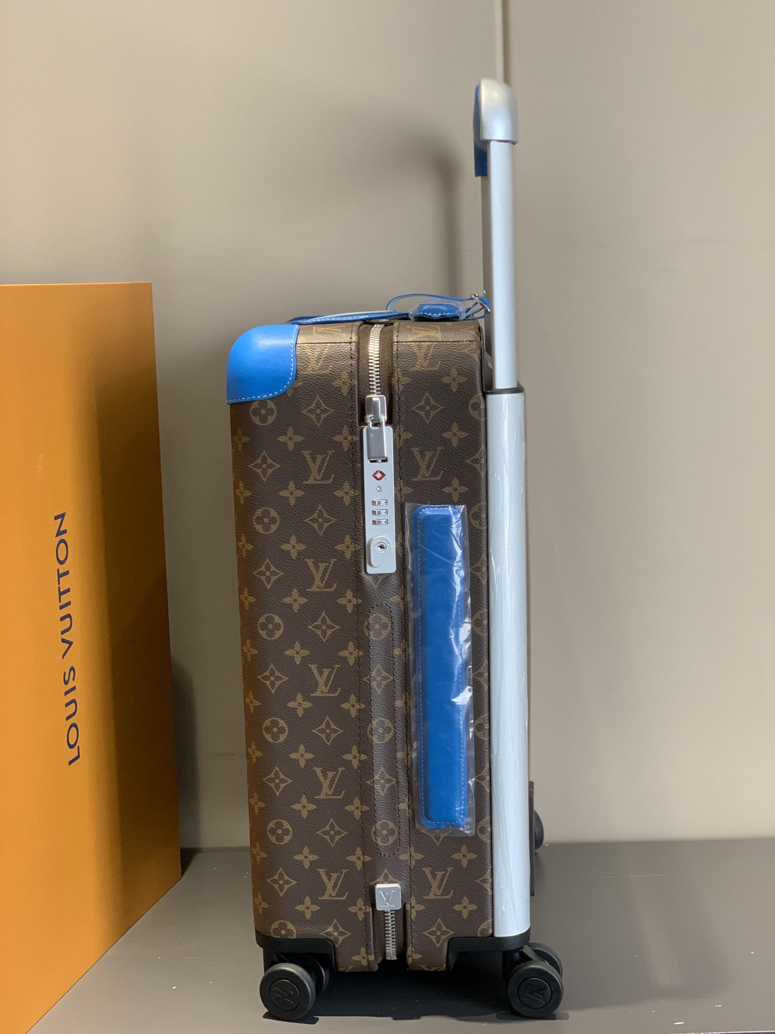 LV luggage-23