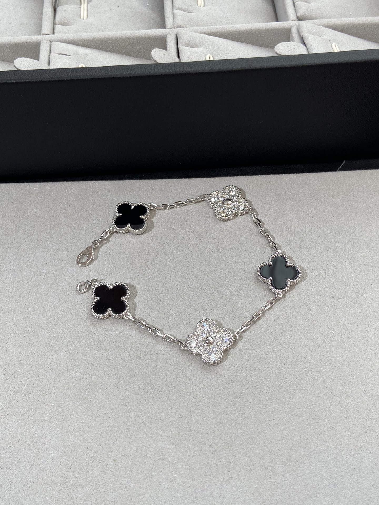 Van Cleef & Arpels Bracelet-125