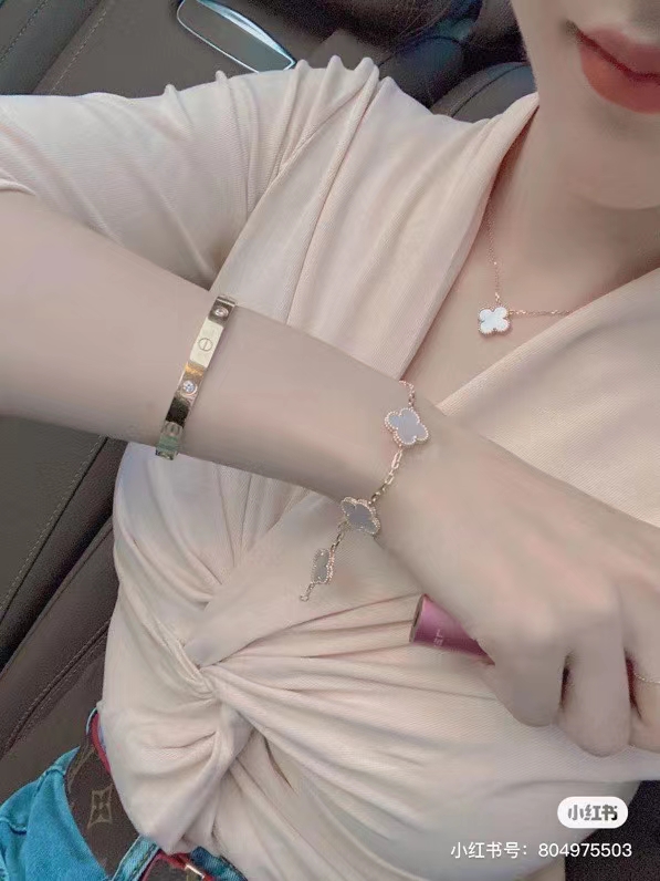 Van Cleef & Arpels Bracelet-16