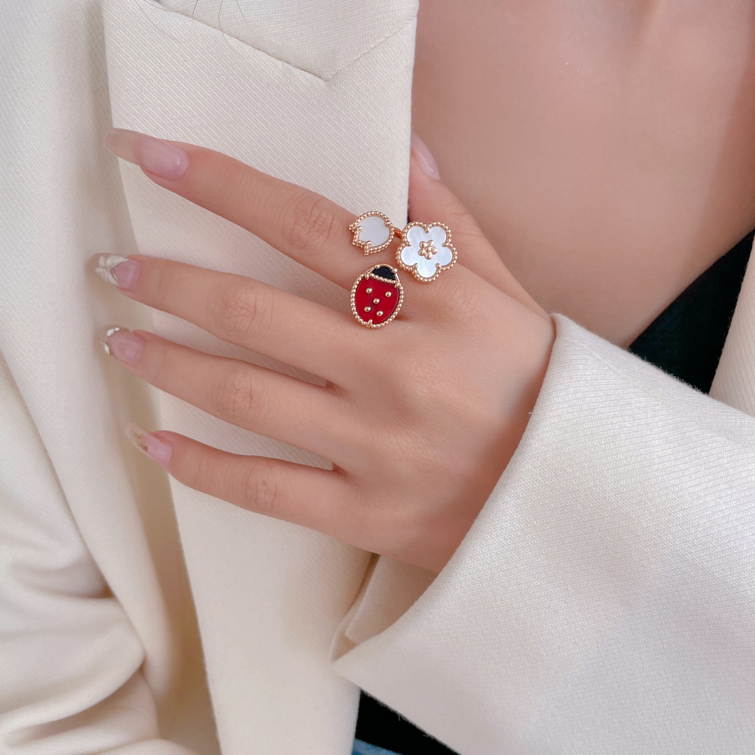 Van Cleef & Arpels ring-94