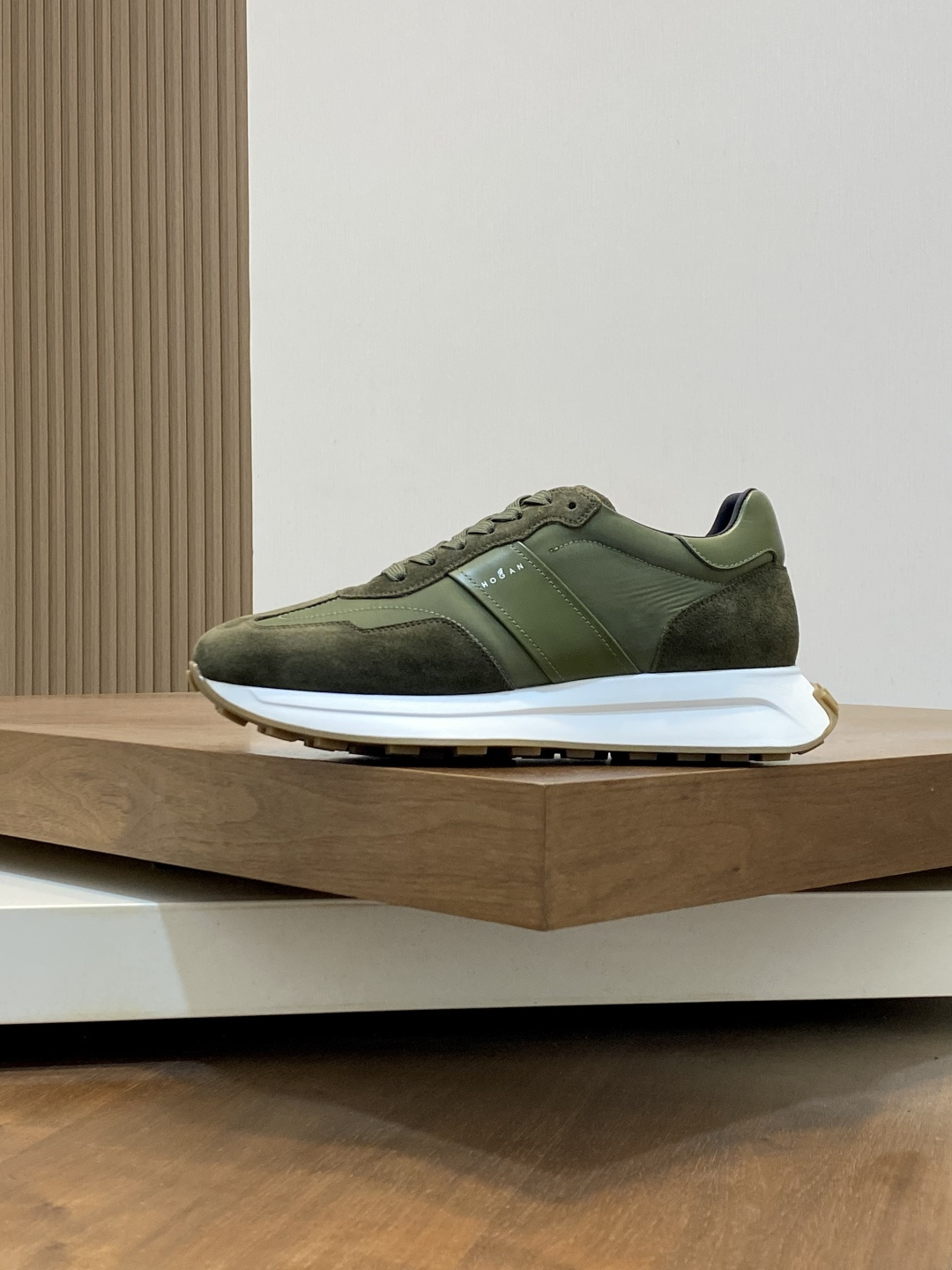 HOGAN Sneakers