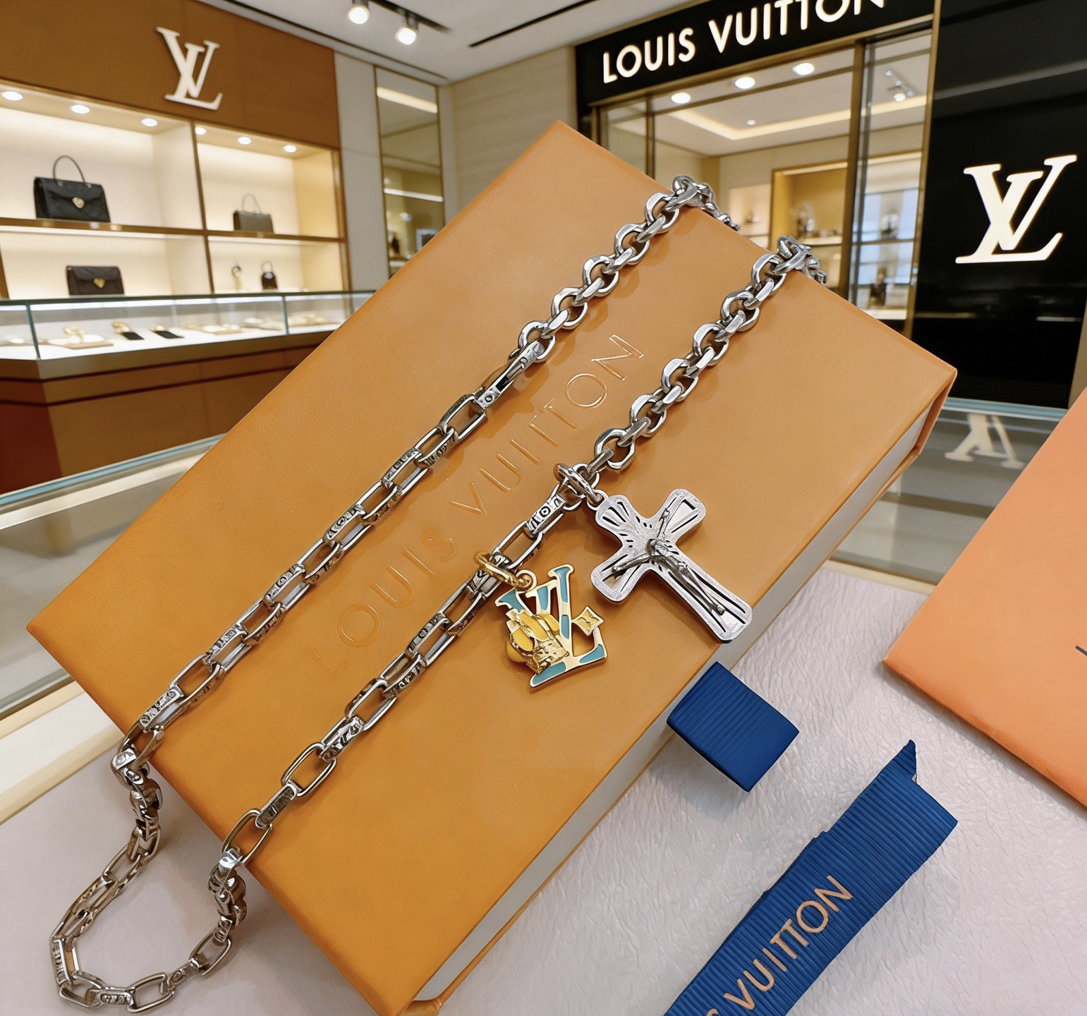 LV necklace-39