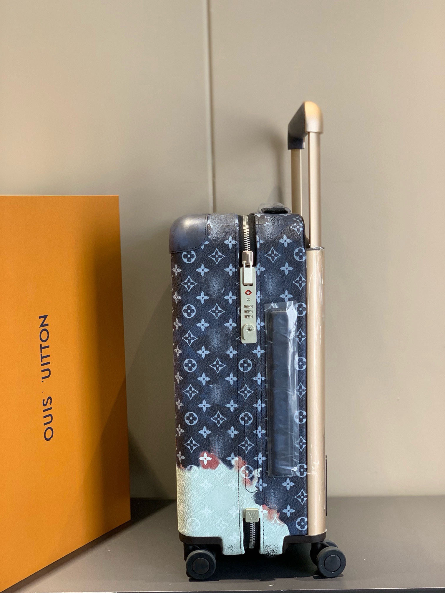 LV luggage-12
