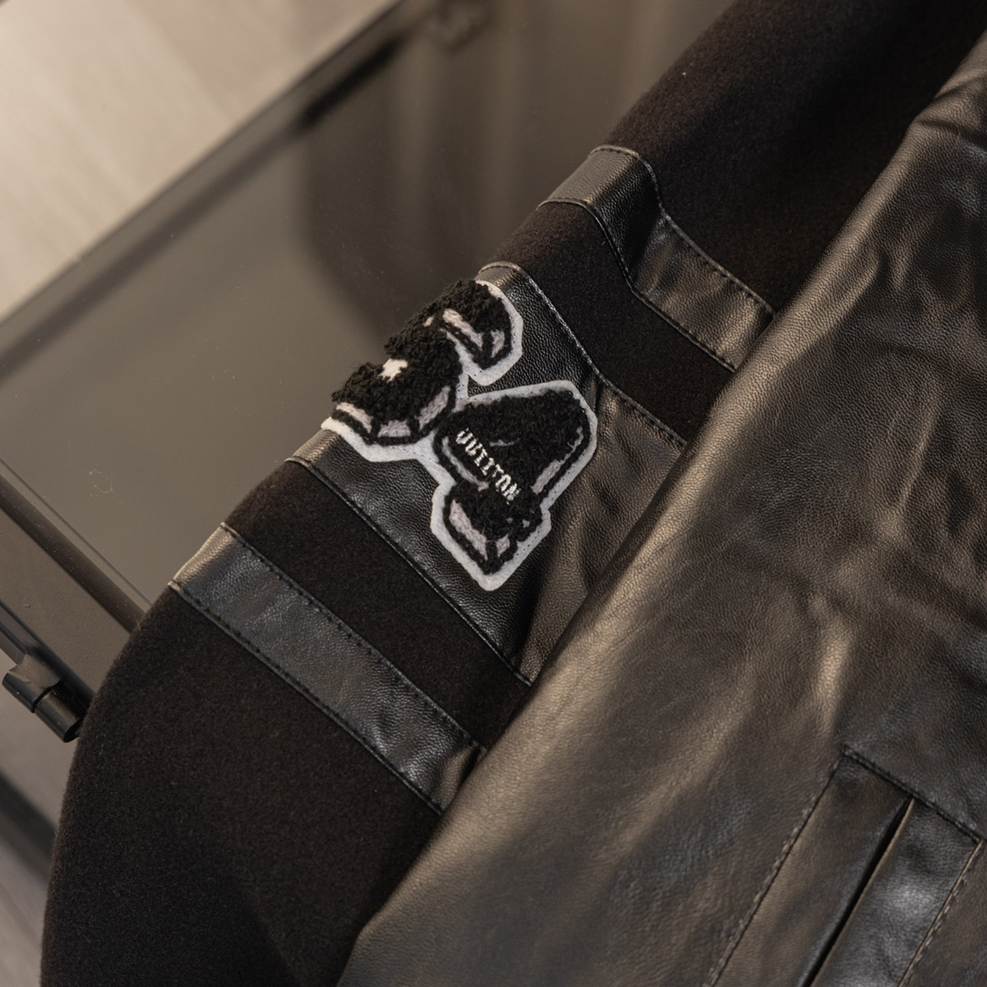 LV Clothing-313