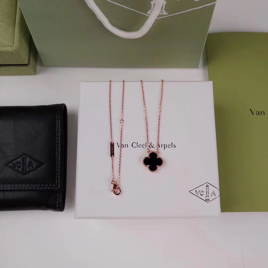 Van Cleef & Arpels necklace-135