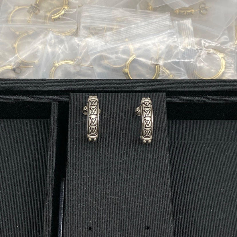 LV earrings-8