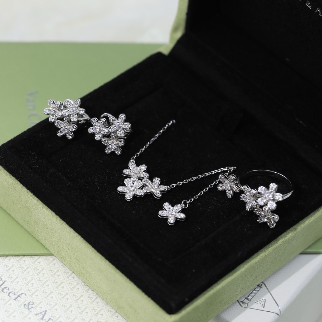 Van Cleef & Arpels earring-81