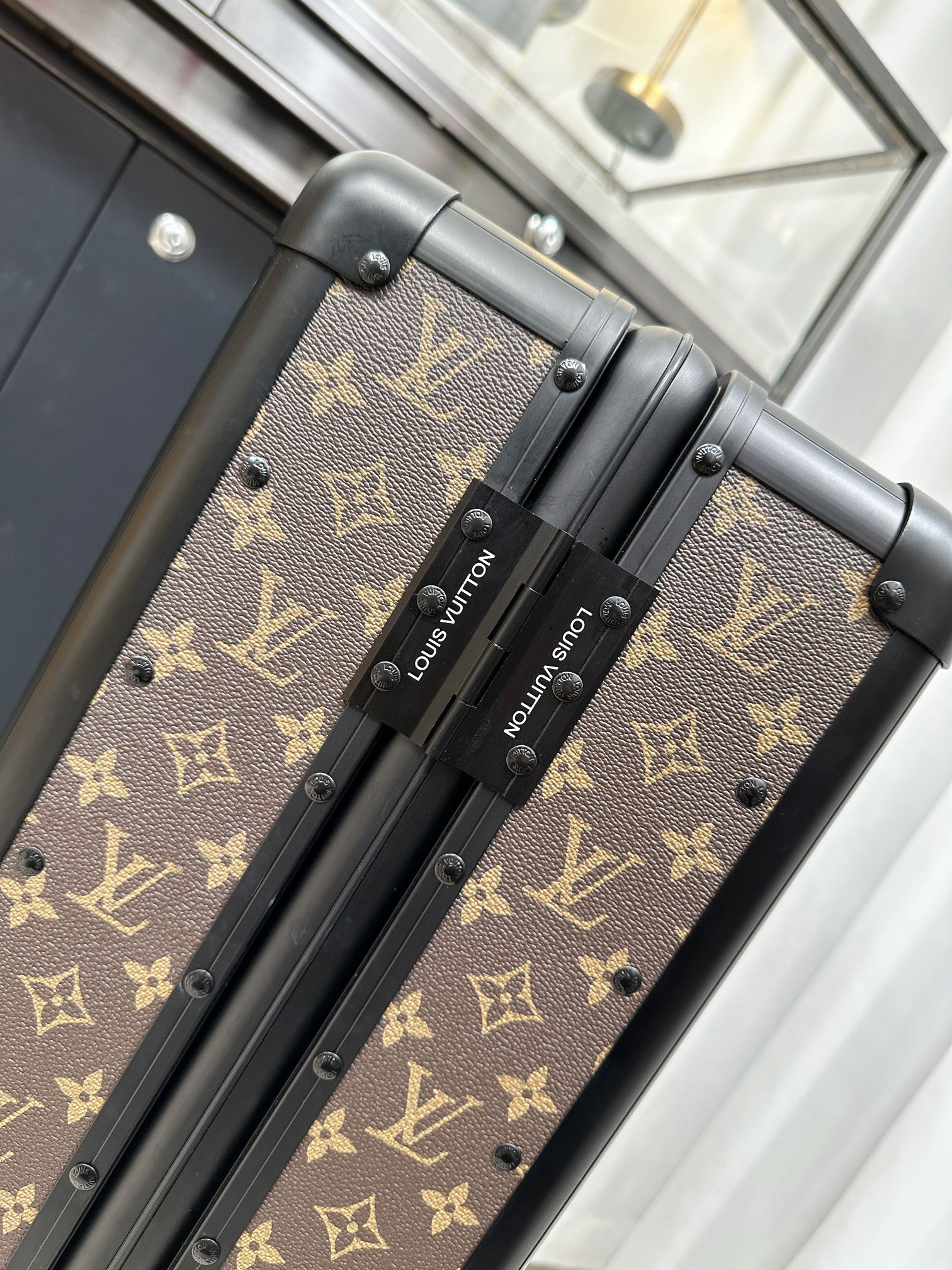 LV luggage-105