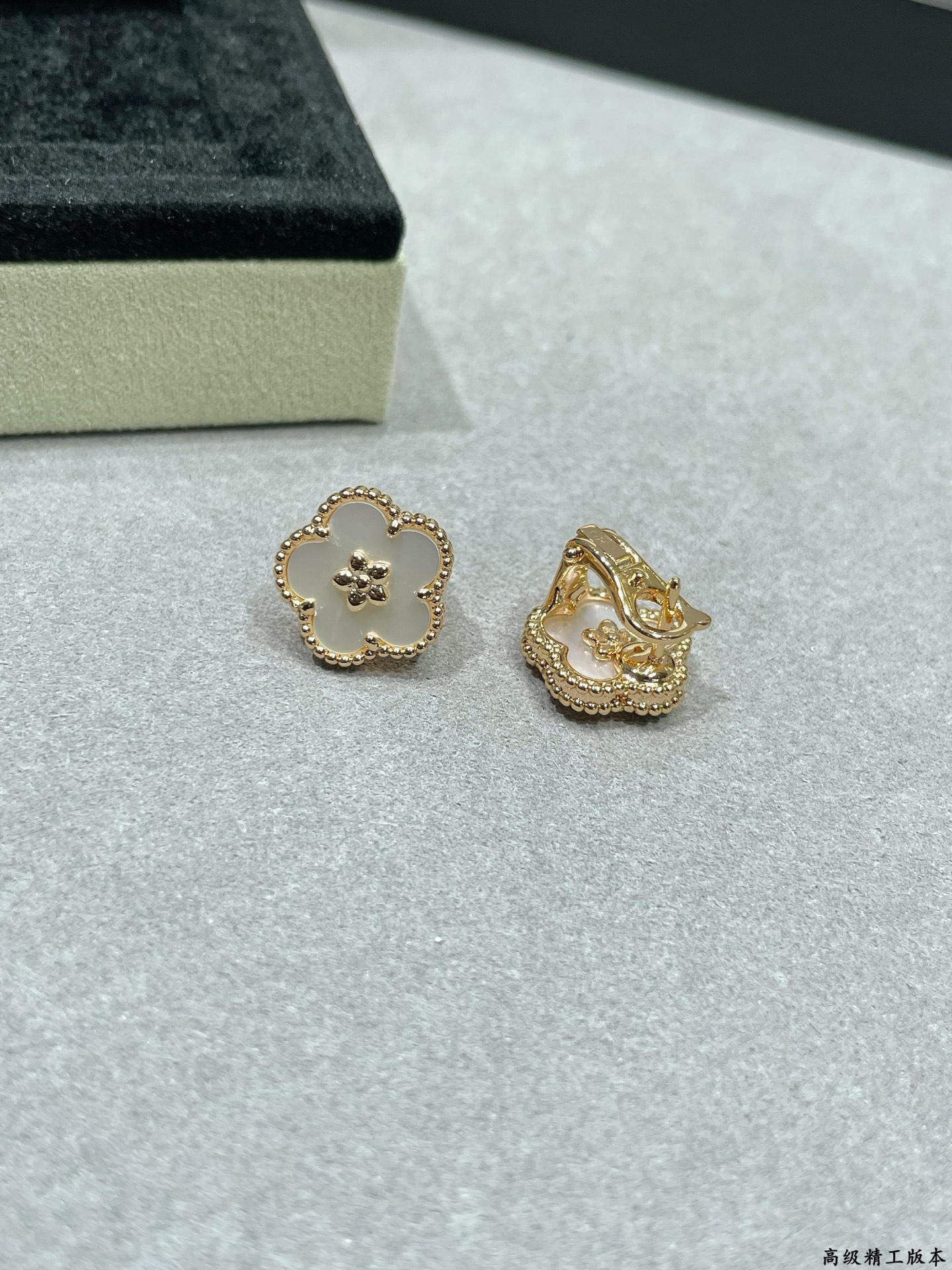 Van Cleef & Arpels earring-50