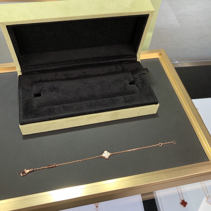 Van Cleef & Arpels Bracelet-39