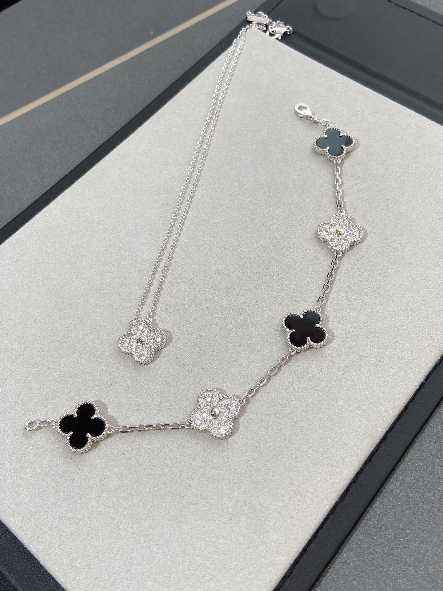 Van Cleef & Arpels Bracelet-125