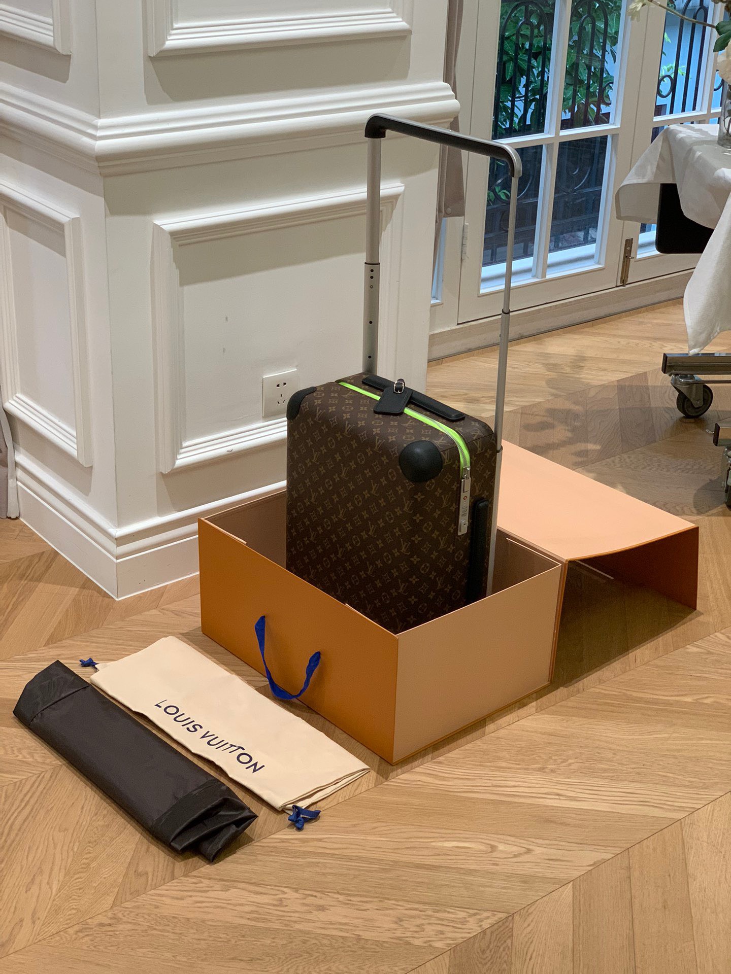 LV luggage-4