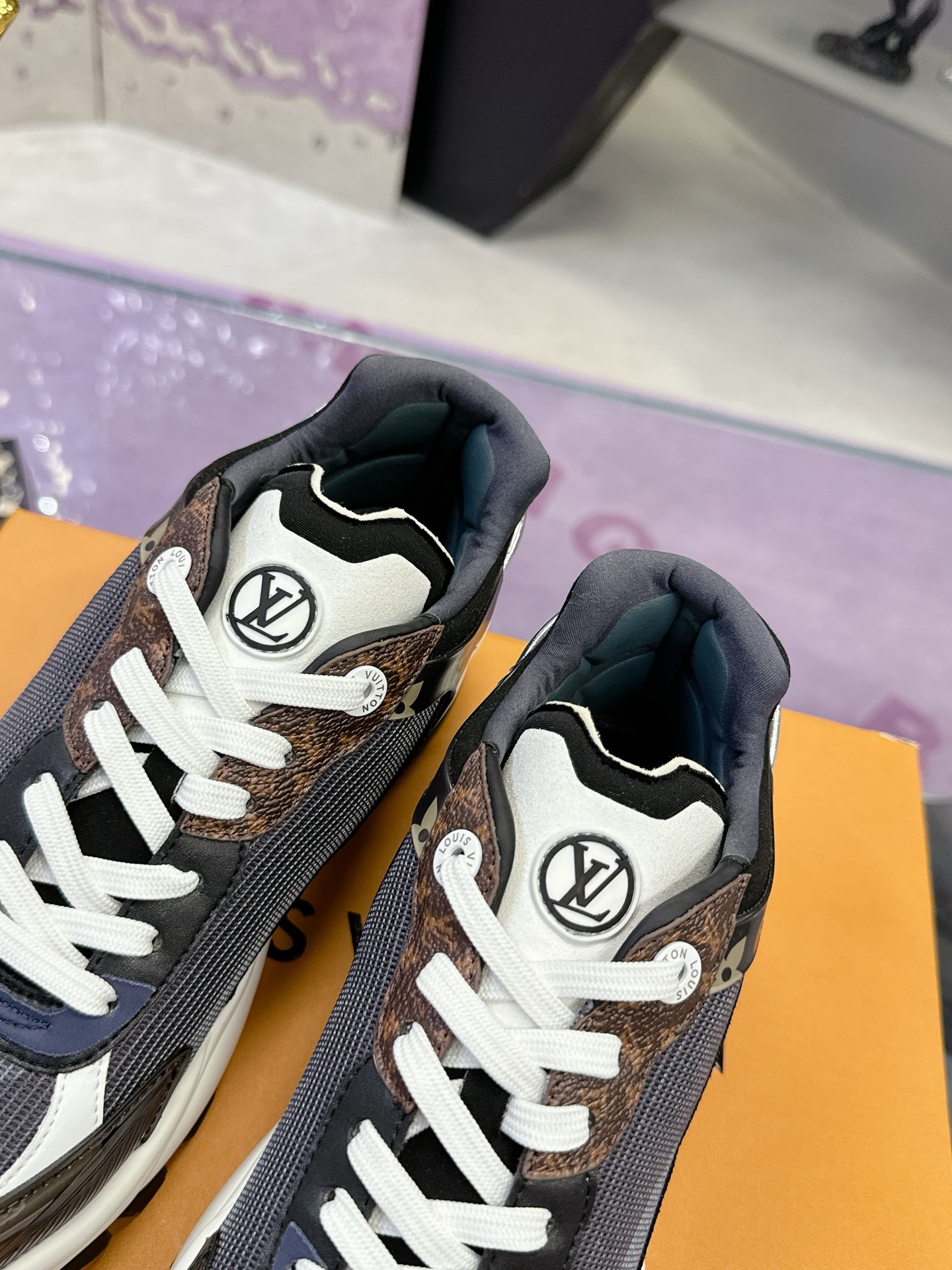 Lv Sneakers-204
