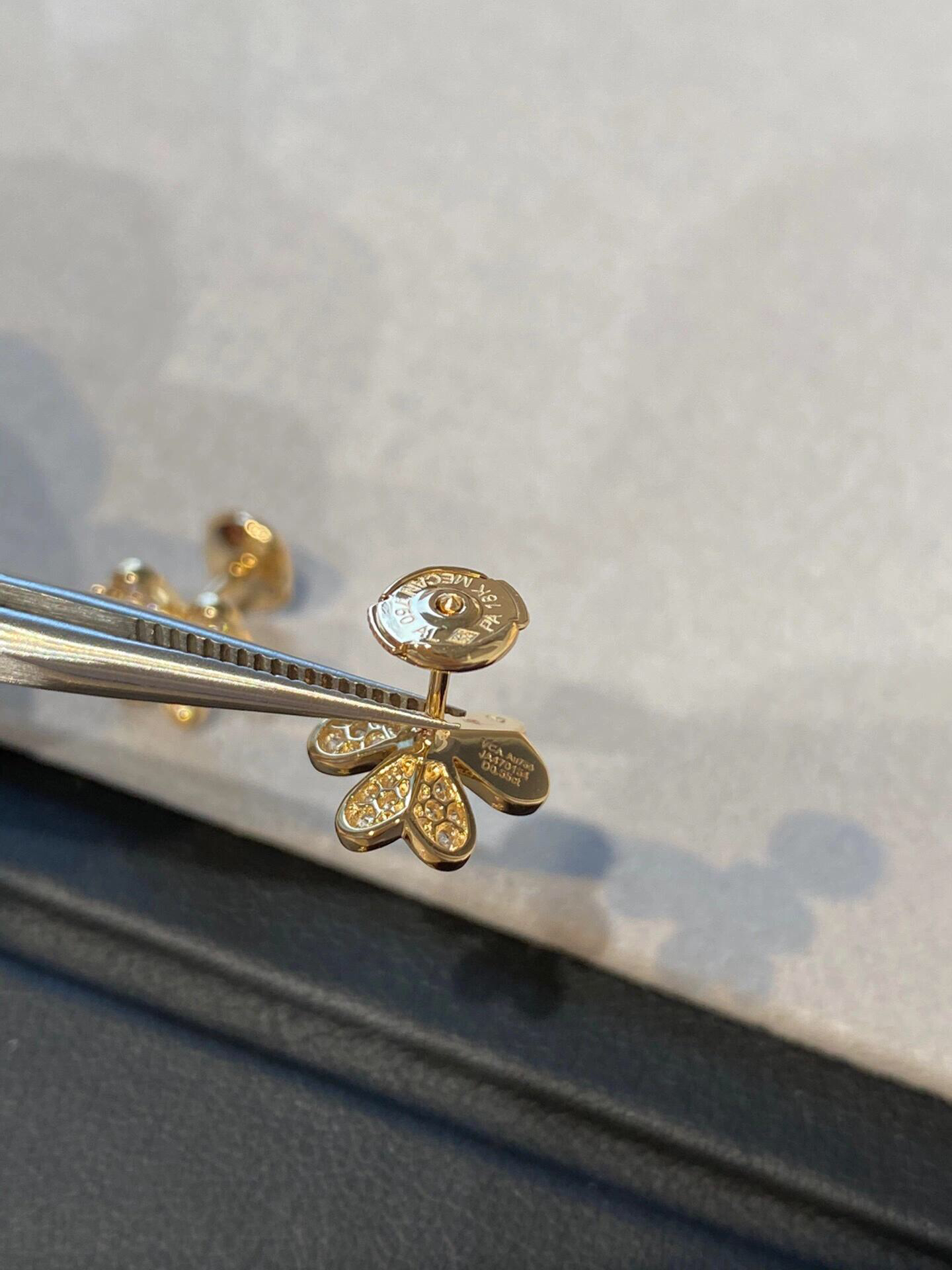 Van Cleef & Arpels earring-103