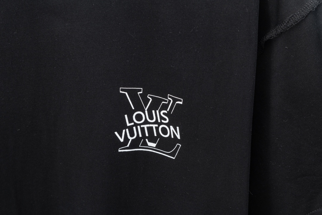 LV clothing-249
