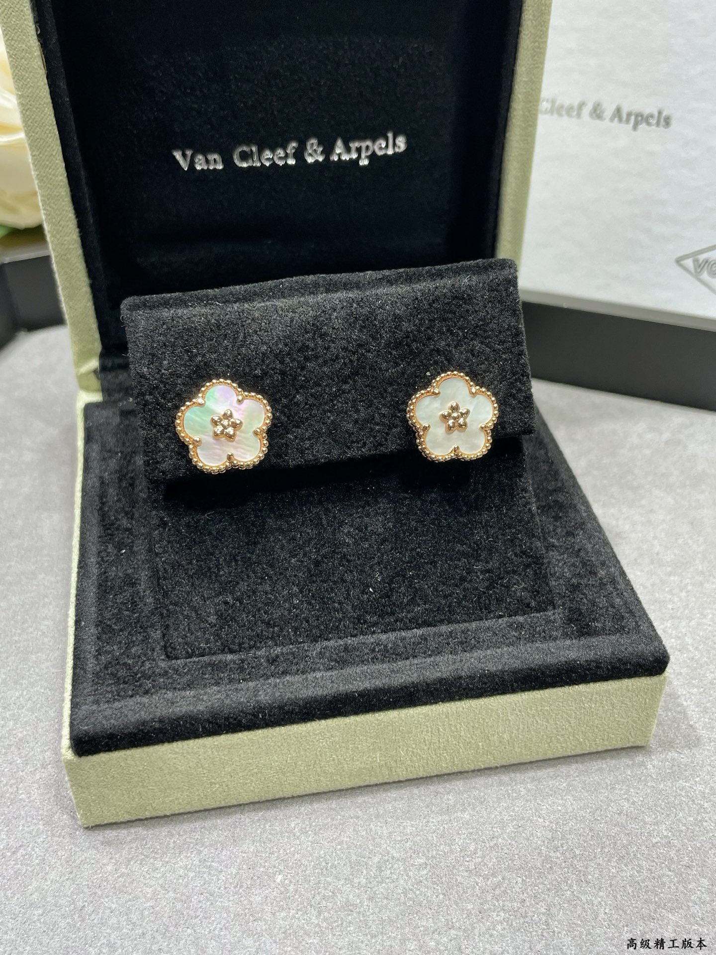Van Cleef & Arpels earring-50
