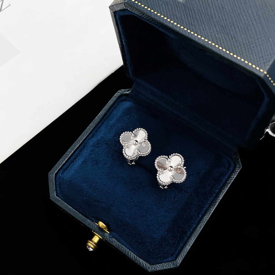 Van Cleef & Arpels earring-114