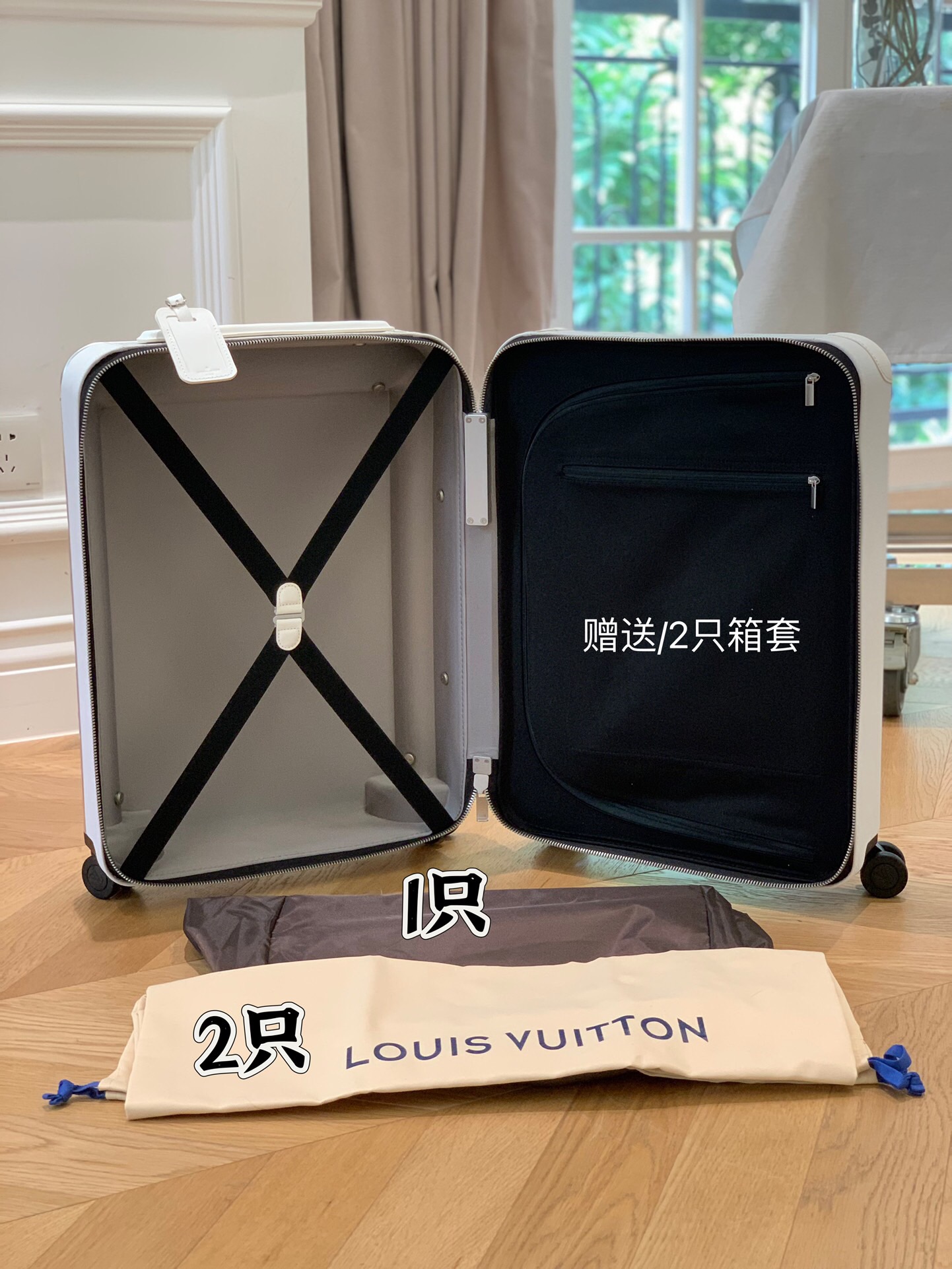 LV luggage-8