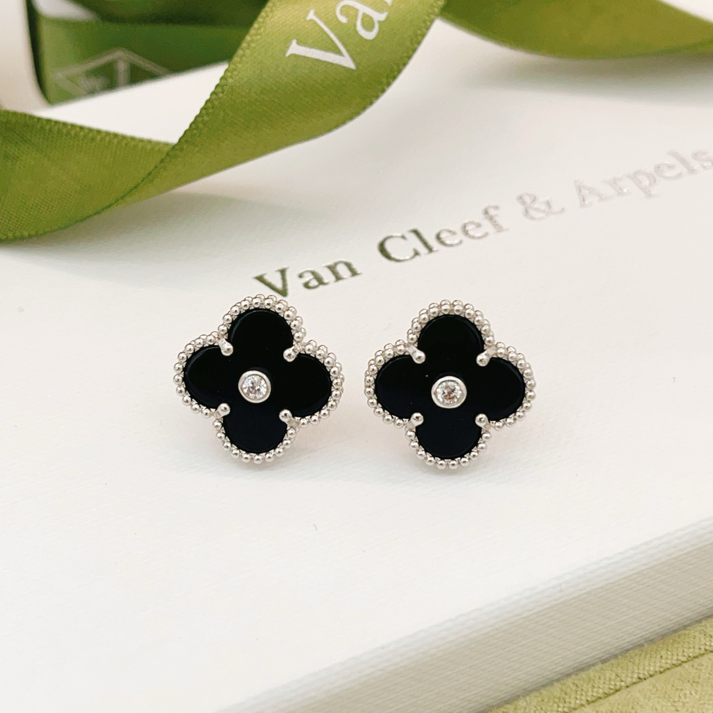 Van Cleef & Arpels earring-105