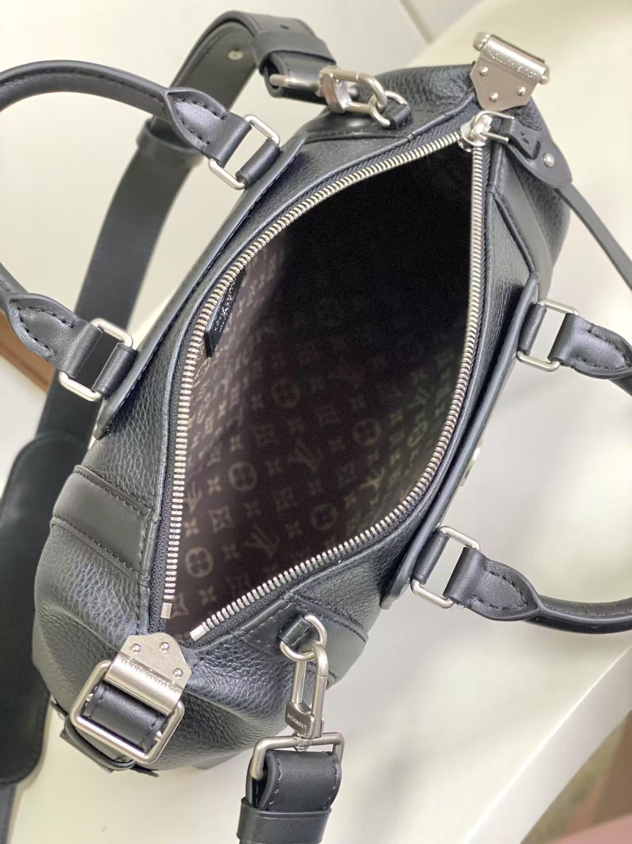 Louis Vuitton Hot New Product-31