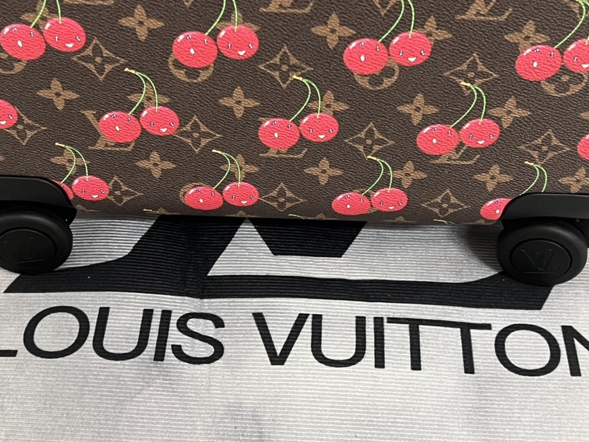 LV luggage-3