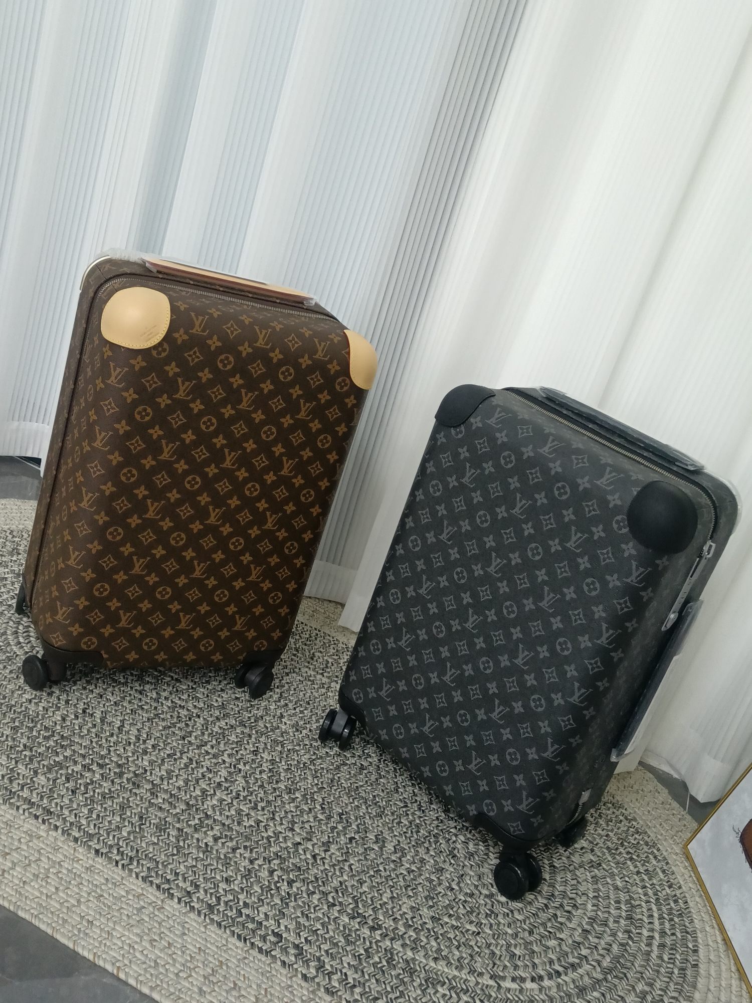 LV luggage-5