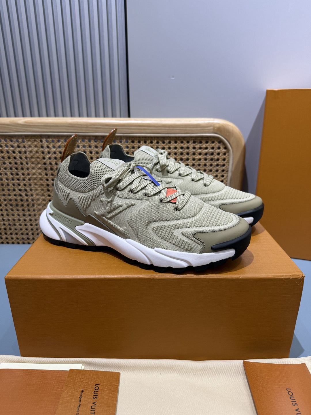 Lv Sneakers-186