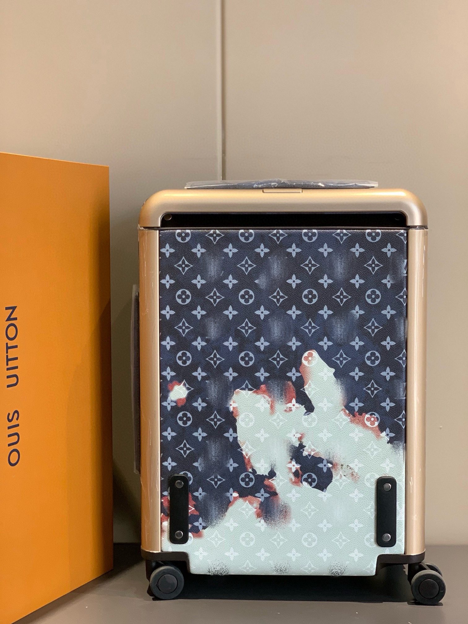 LV luggage-12
