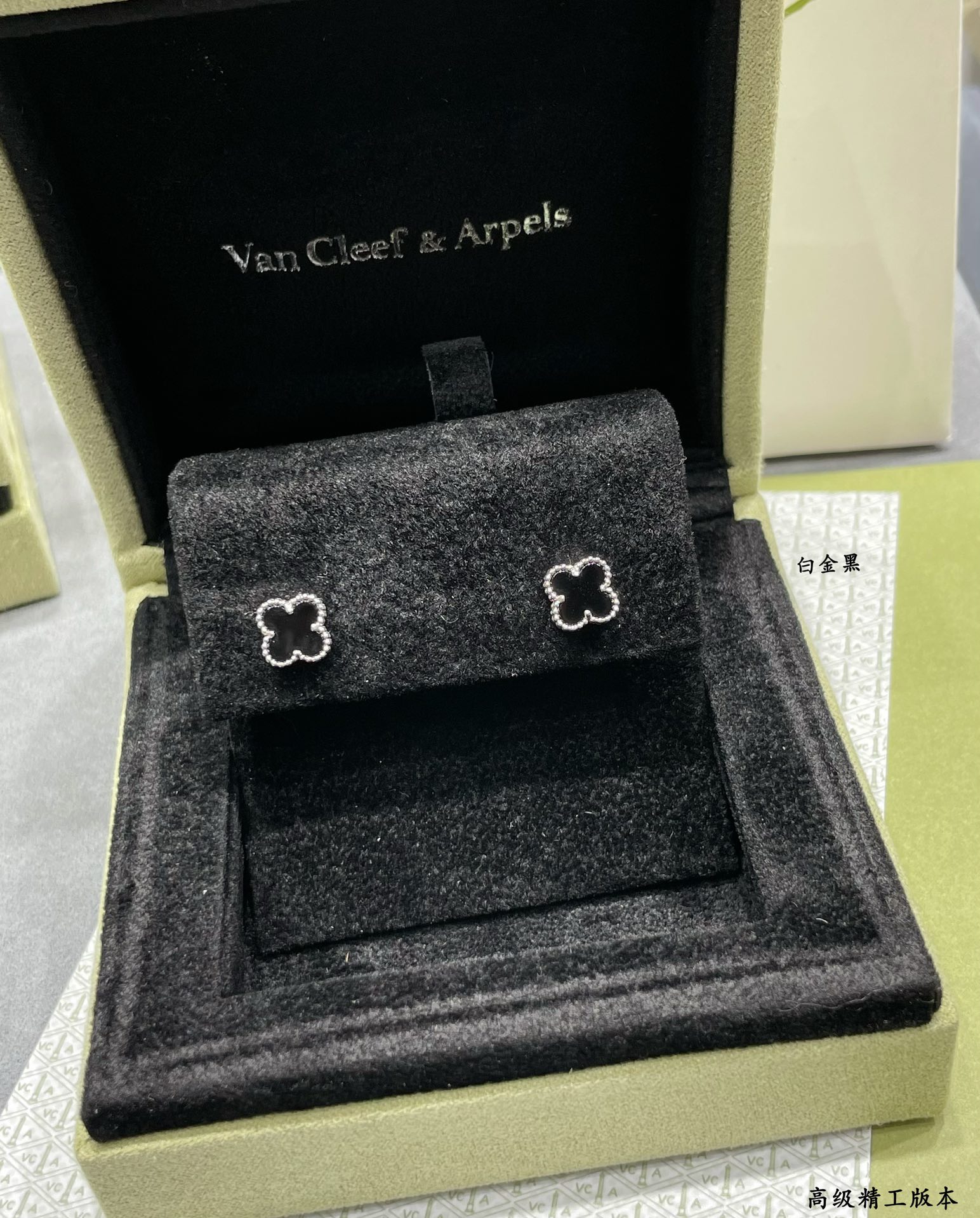 Van Cleef & Arpels earring-53