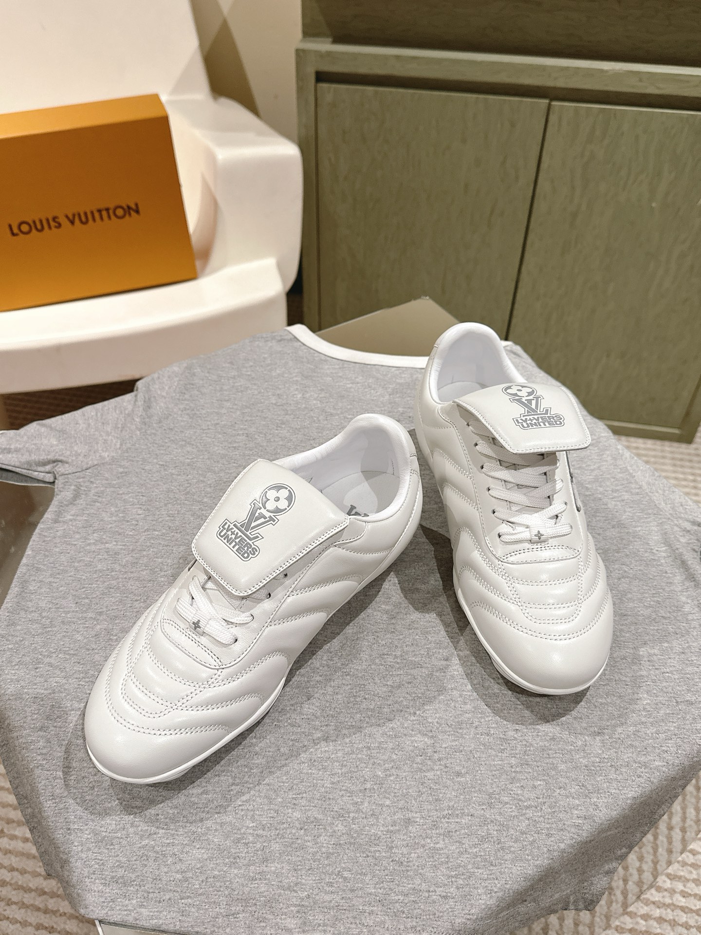 Lv Sneakers-238