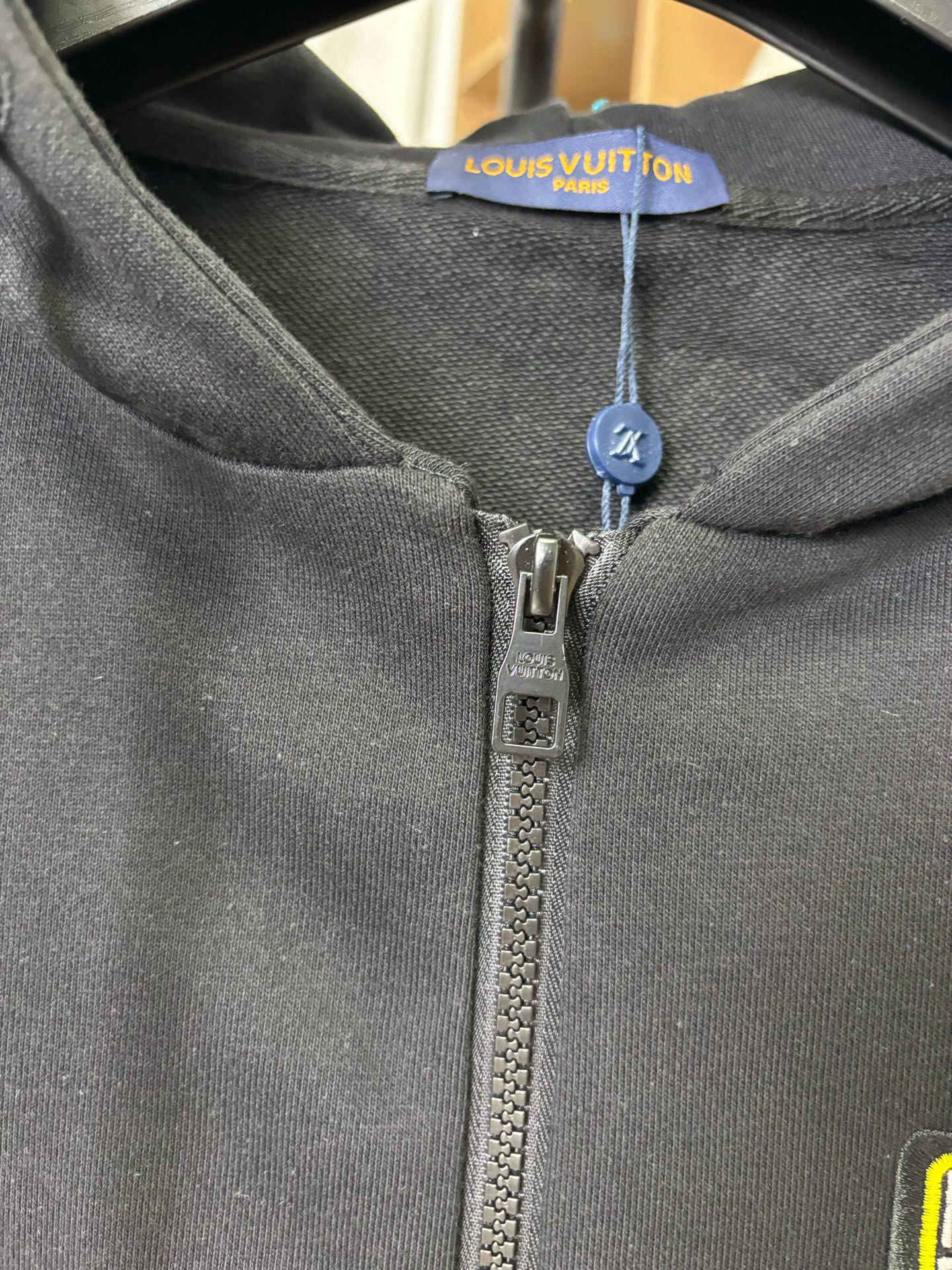 LV Clothing-303