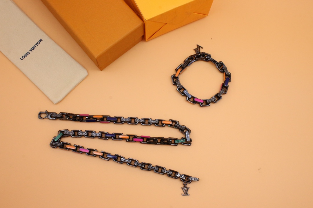 LV necklace-7